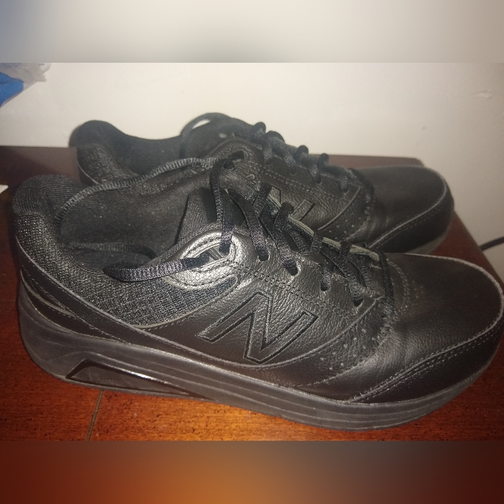Excellent condition walking shoe with rocker sole, arch support